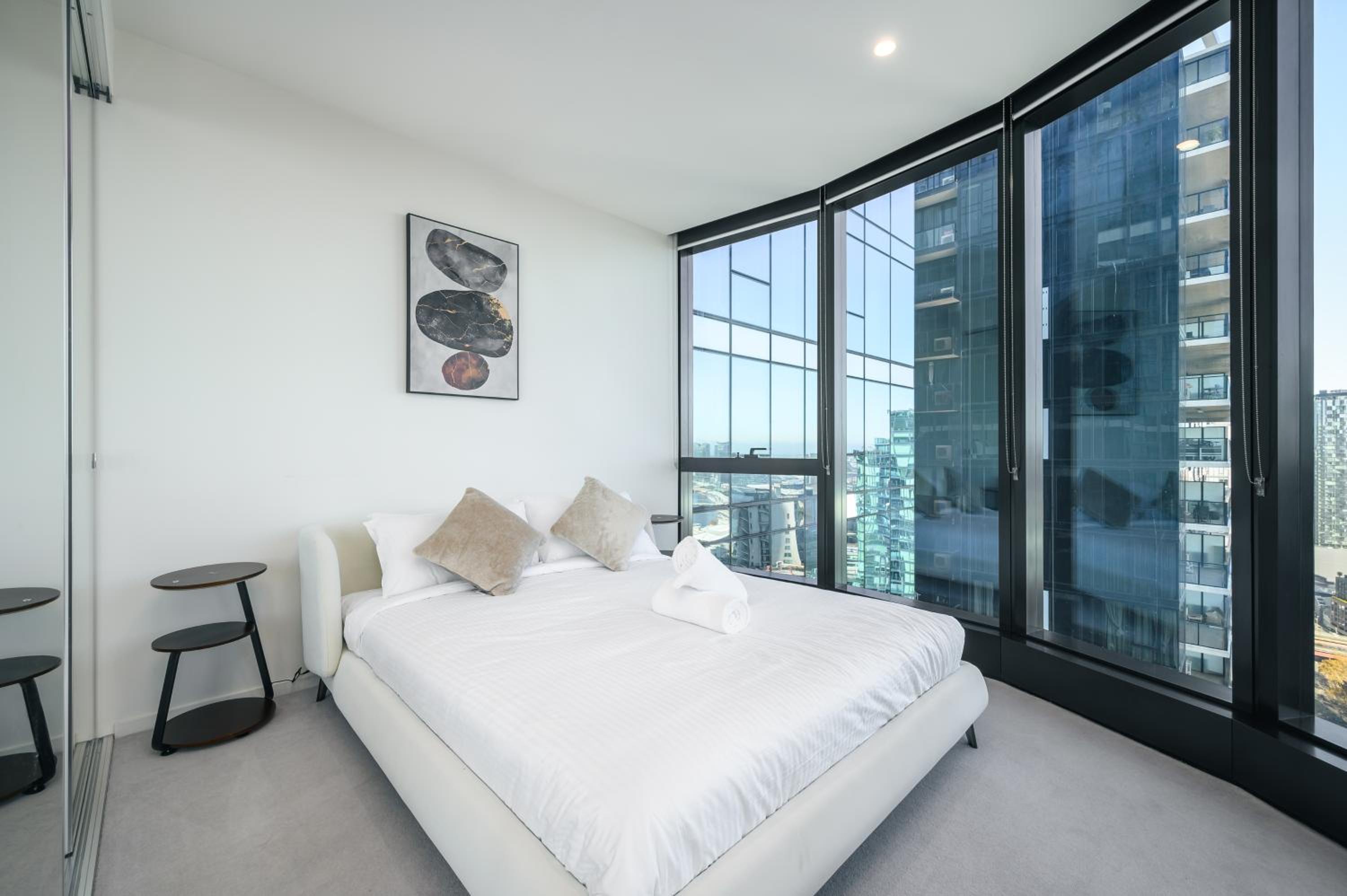 Elevated Lifestyle In Melb Landmark- Spacious 2B2B