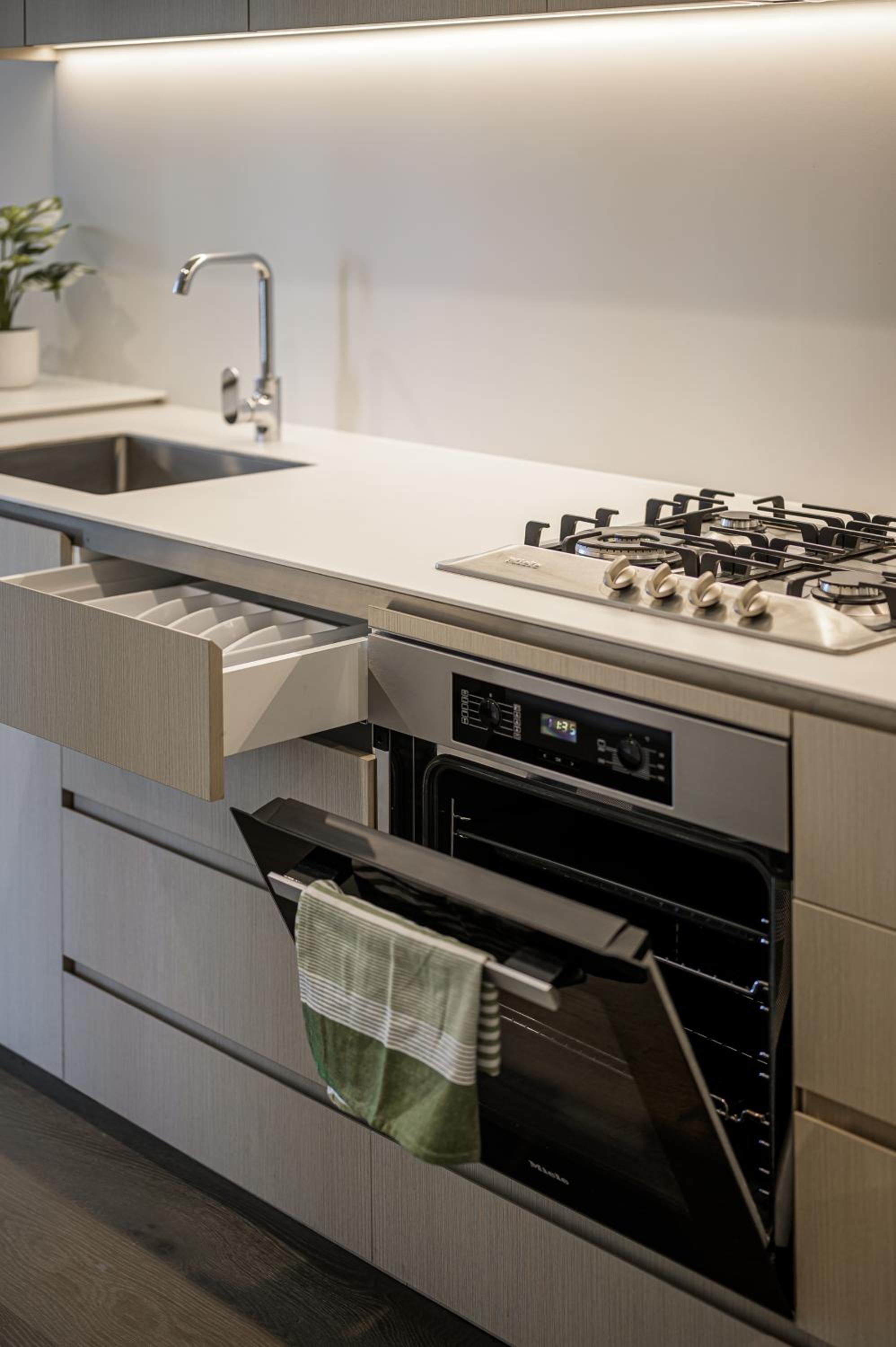 Elevated Lifestyle In Melb Landmark- Spacious 2B2B
