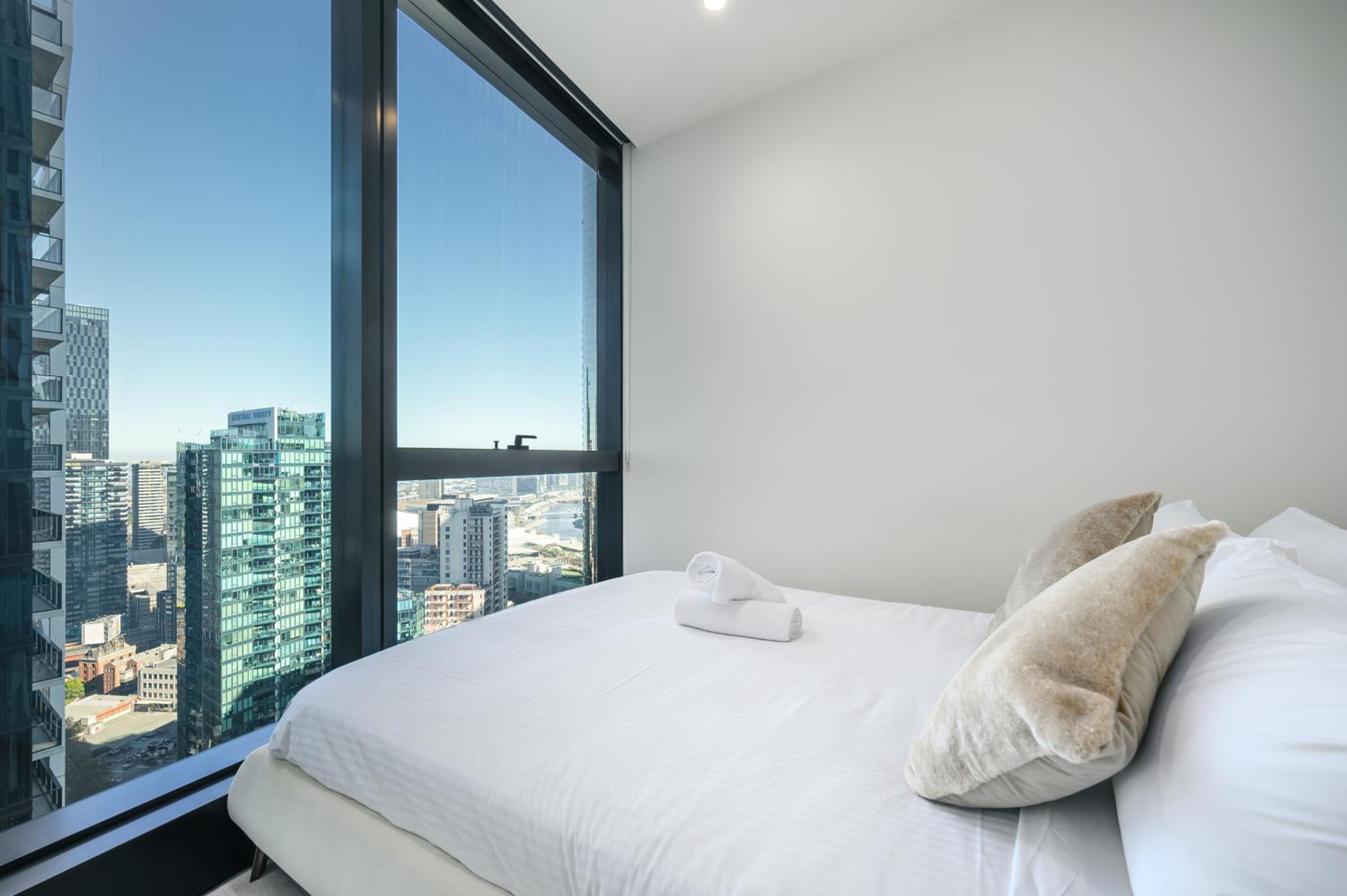 Elevated Lifestyle In Melb Landmark- Spacious 2B2B
