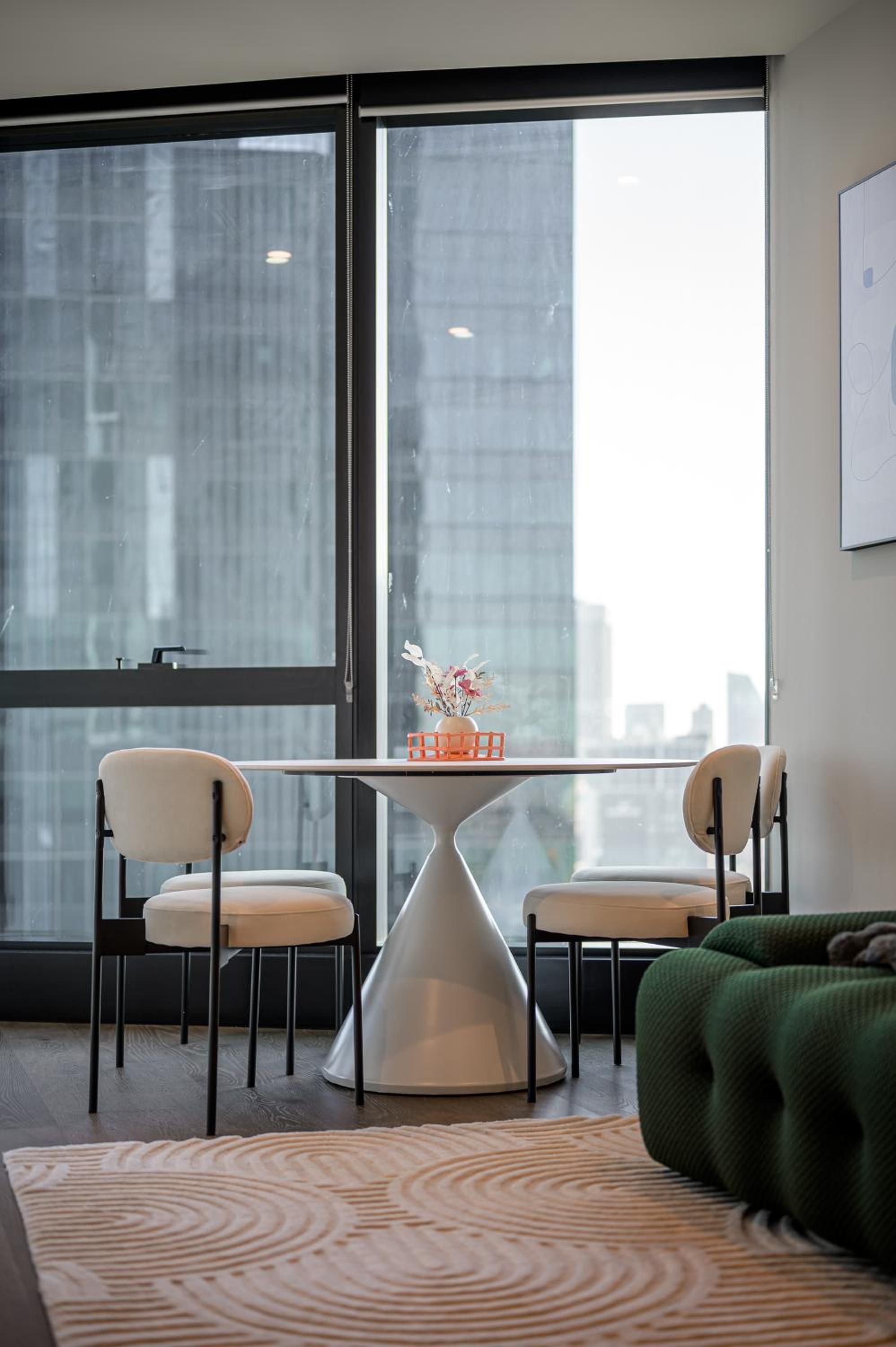 Elevated Lifestyle In Melb Landmark- Spacious 2B2B