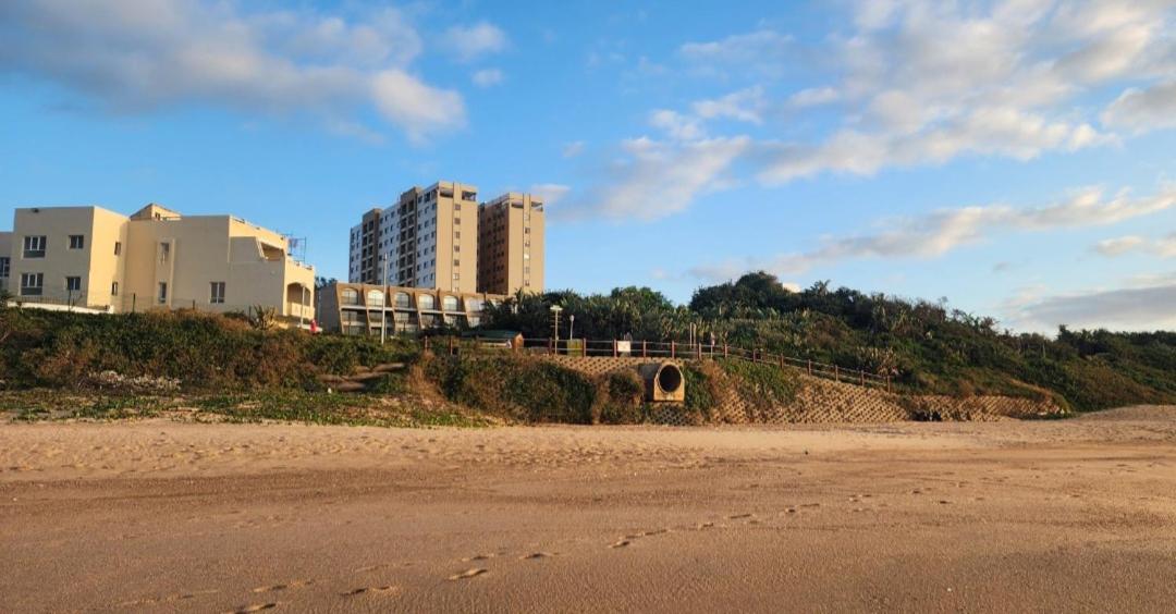 Hotel Sea La Vie Umhlanga Beachfront Apartment - Image 1