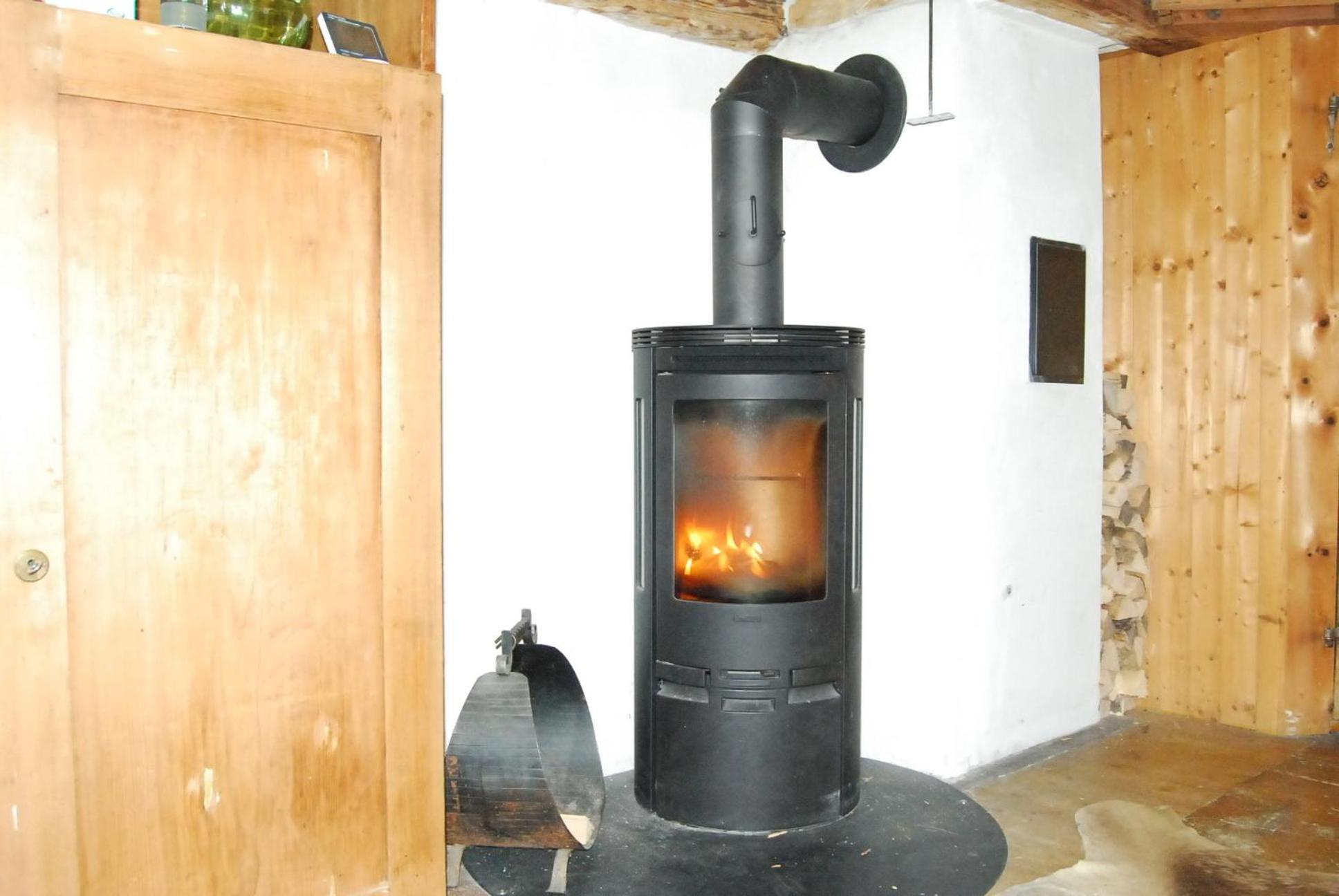 Bergbauernhaus an Wasserfall und Waldrand