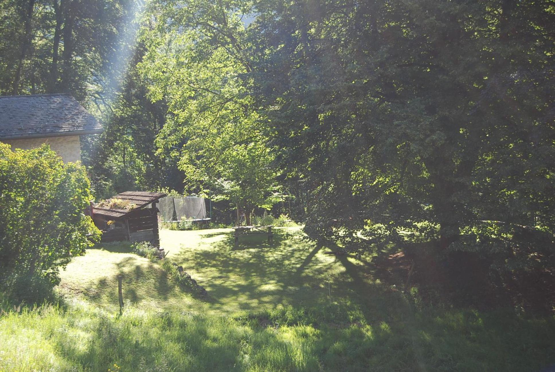 Bergbauernhaus an Wasserfall und Waldrand