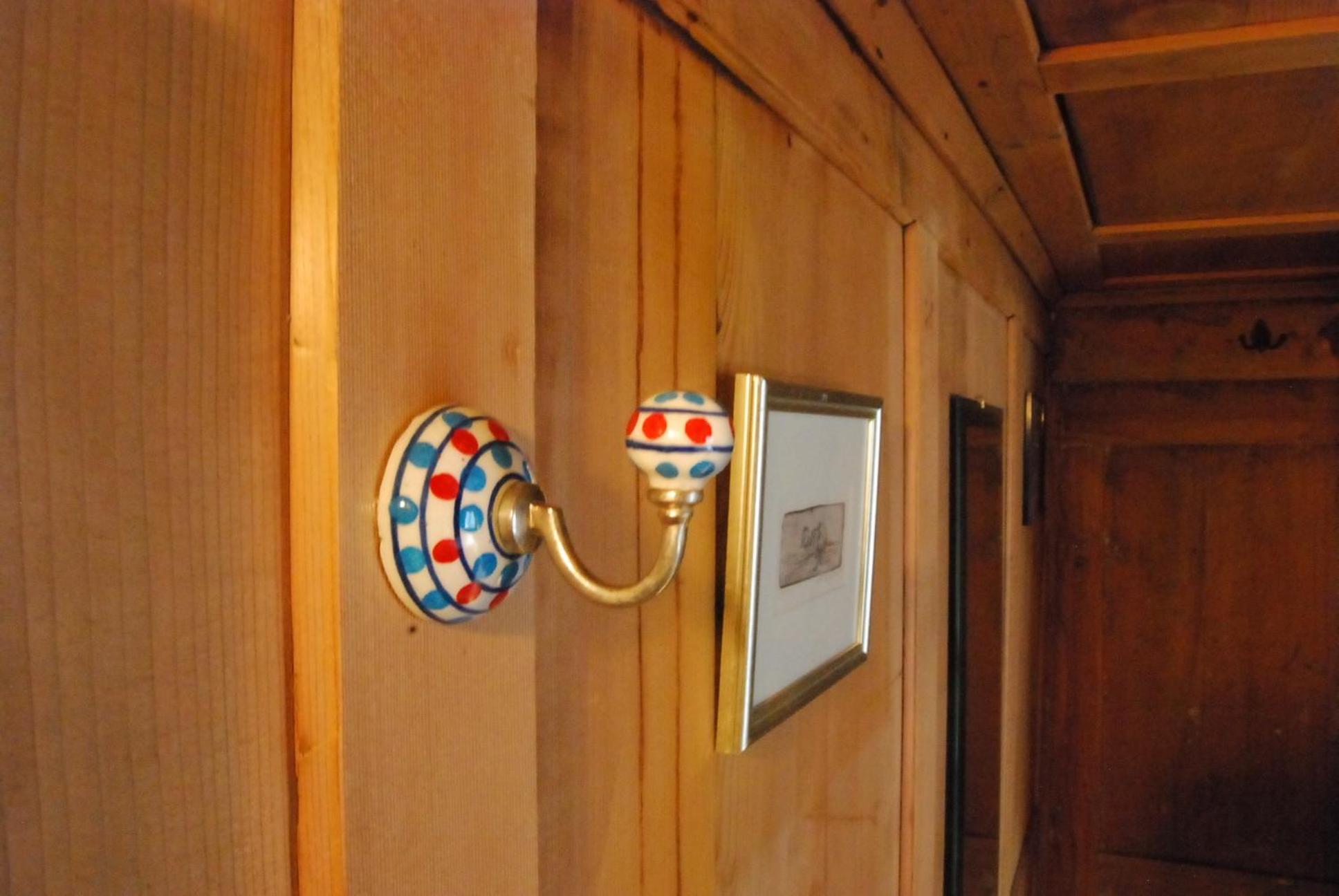 Bergbauernhaus an Wasserfall und Waldrand