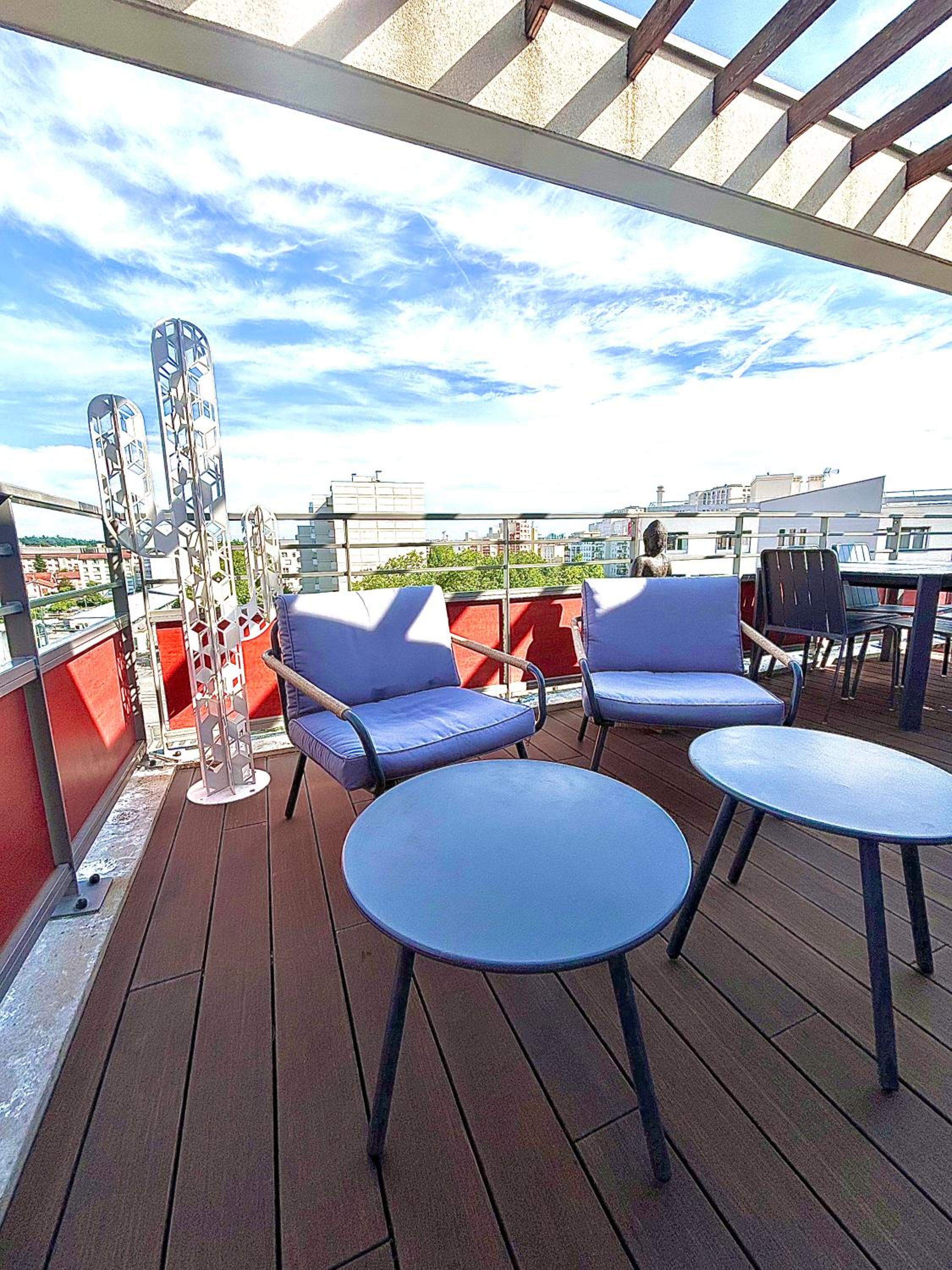 T2 Little Bohême proche hôpitaux terrasse plein ciel
