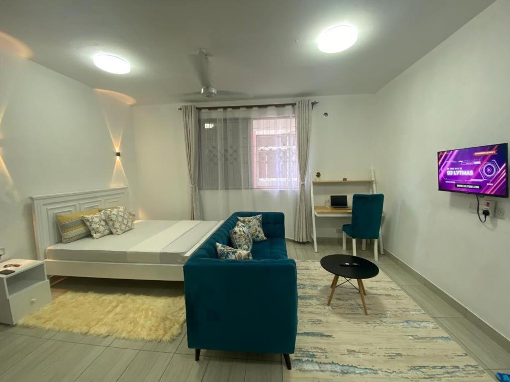 Studio Apartment near the Airport view 5
