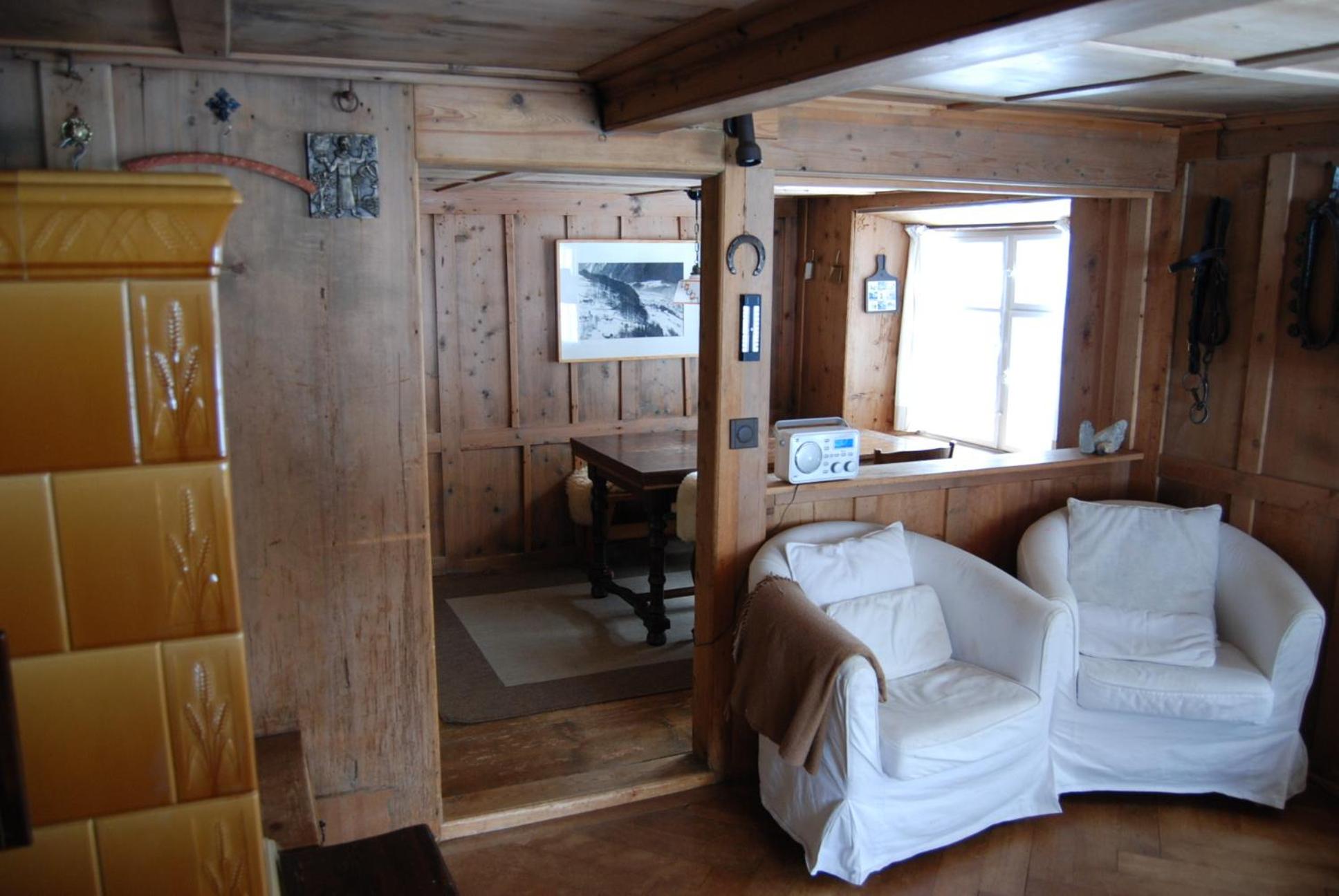 Bergbauernhaus an Wasserfall und Waldrand