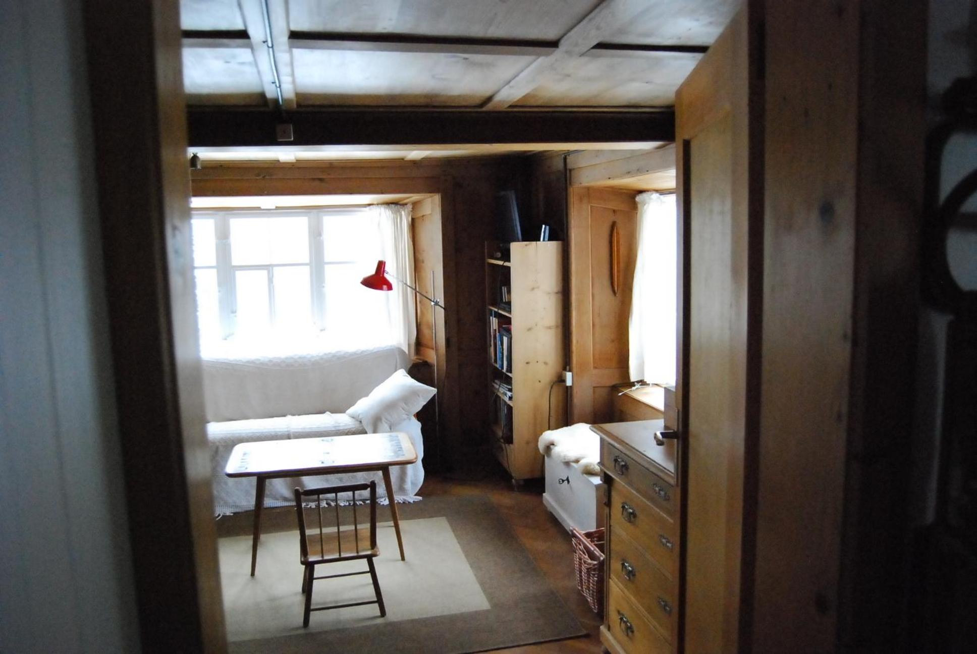 Bergbauernhaus an Wasserfall und Waldrand