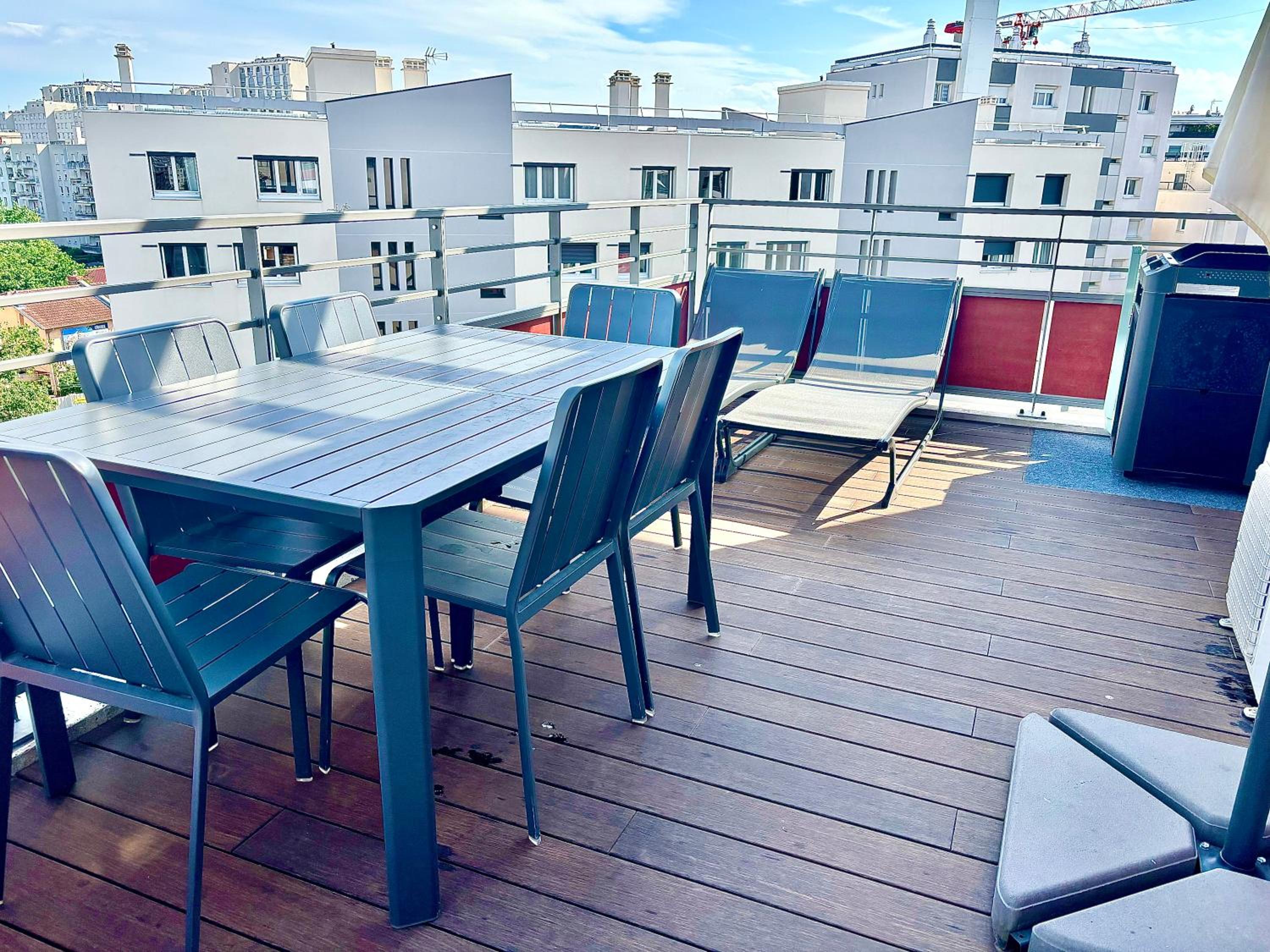 T2 Little Bohême proche hôpitaux terrasse plein ciel