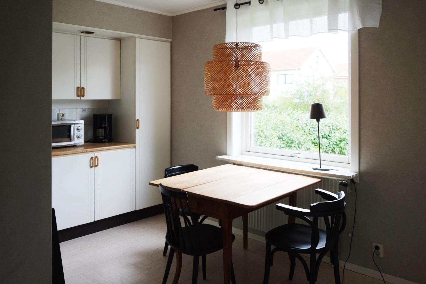 Lägenhet med trädgård nära stad och hav