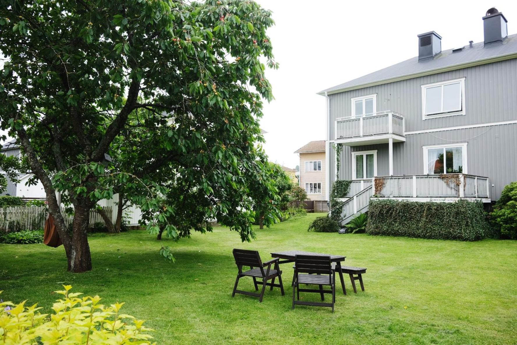 Lägenhet med trädgård nära stad och hav