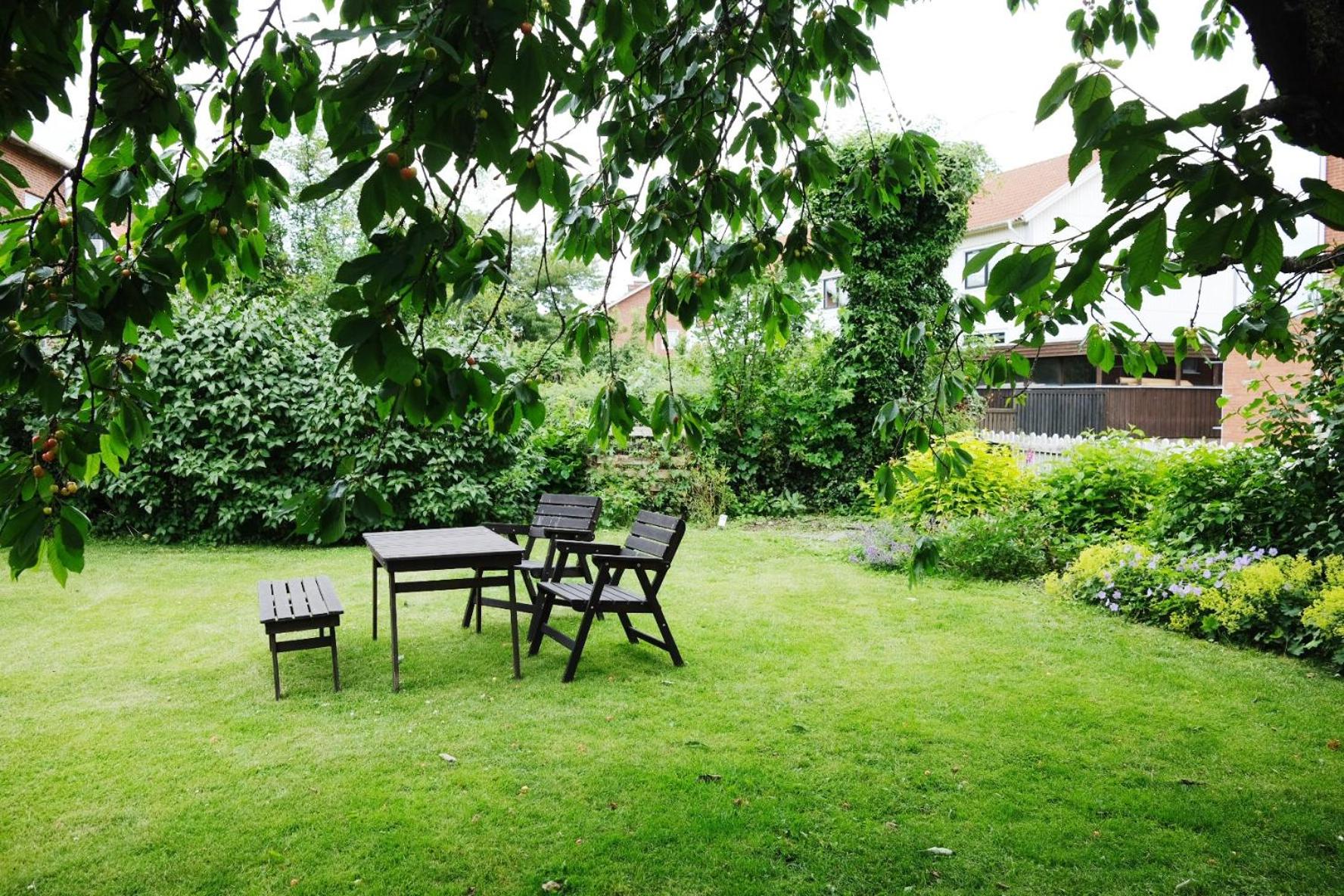 Lägenhet med trädgård nära stad och hav