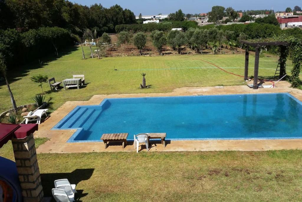 Villa, piscine sans vis-à-vis view 2