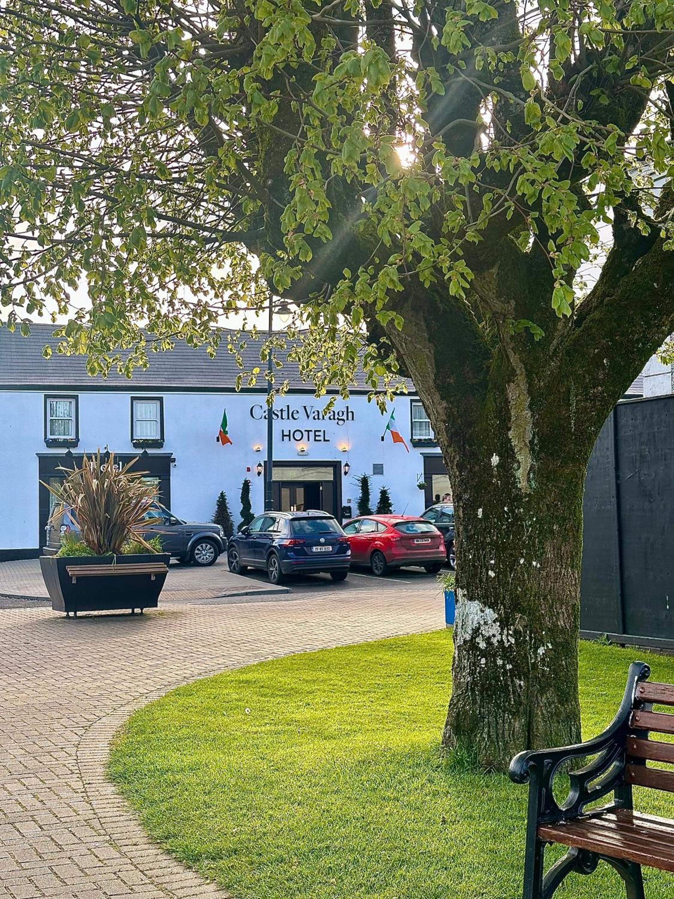 Castle Varagh Hotel & Bar