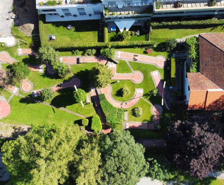 Kraft tanken in grüner Oase mit großem Wohnraum und riesigem Garten