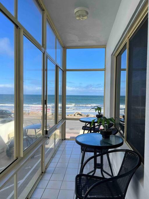 entire beachfront apartment 5 Esplanades seaviews