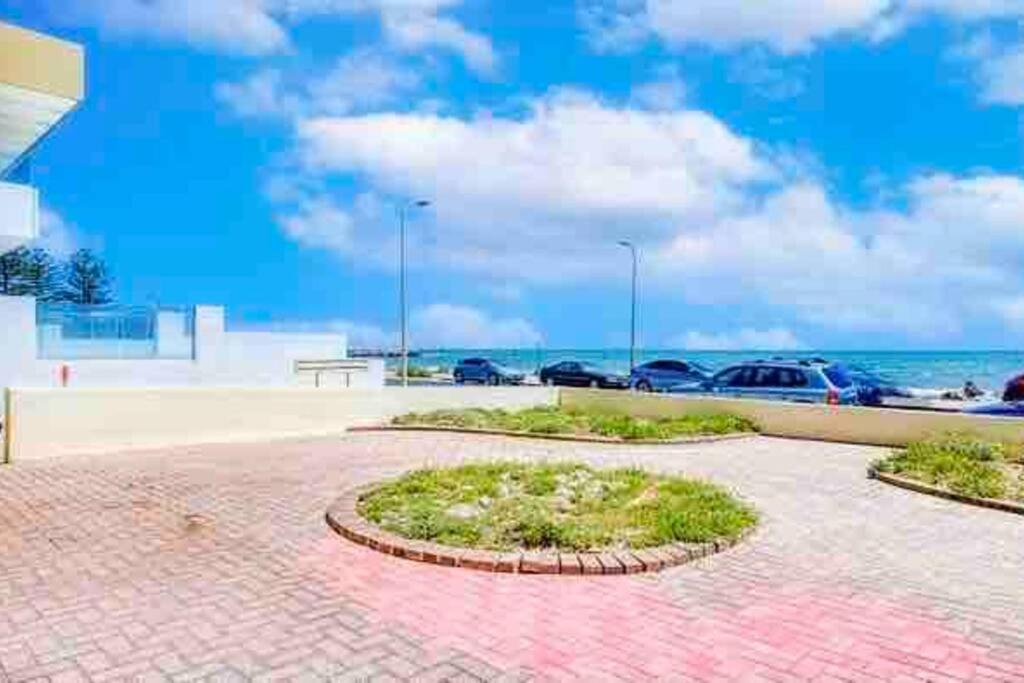 entire beachfront apartment 5 Esplanades seaviews