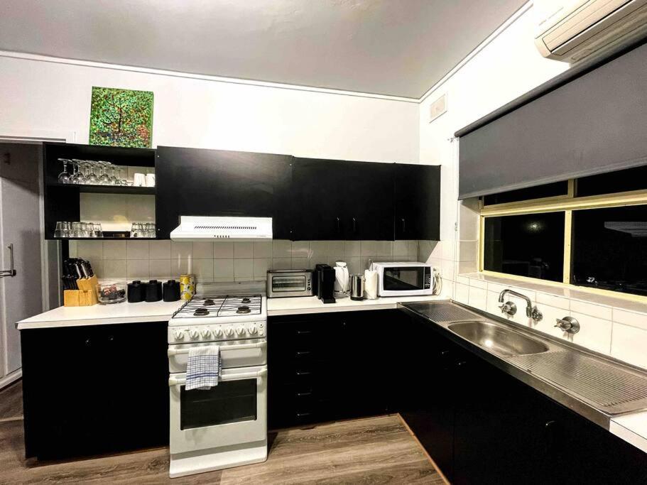 entire beachfront apartment 5 Esplanades seaviews