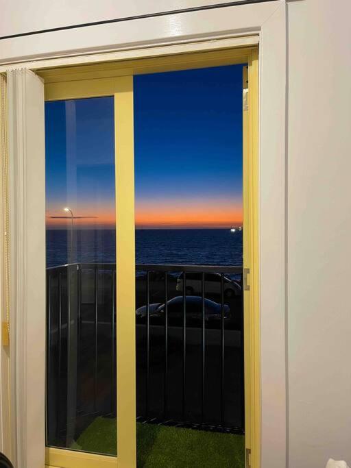 entire beachfront apartment 5 Esplanades seaviews
