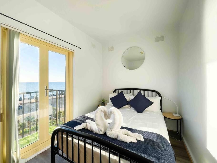entire beachfront apartment 5 Esplanades seaviews