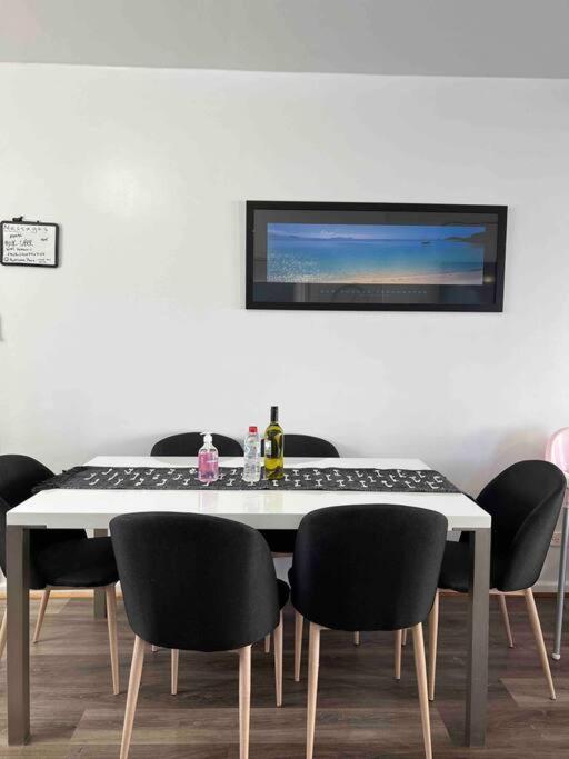 entire beachfront apartment 5 Esplanades seaviews