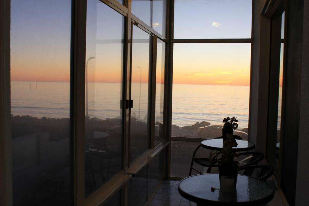 entire beachfront apartment 5 Esplanades seaviews