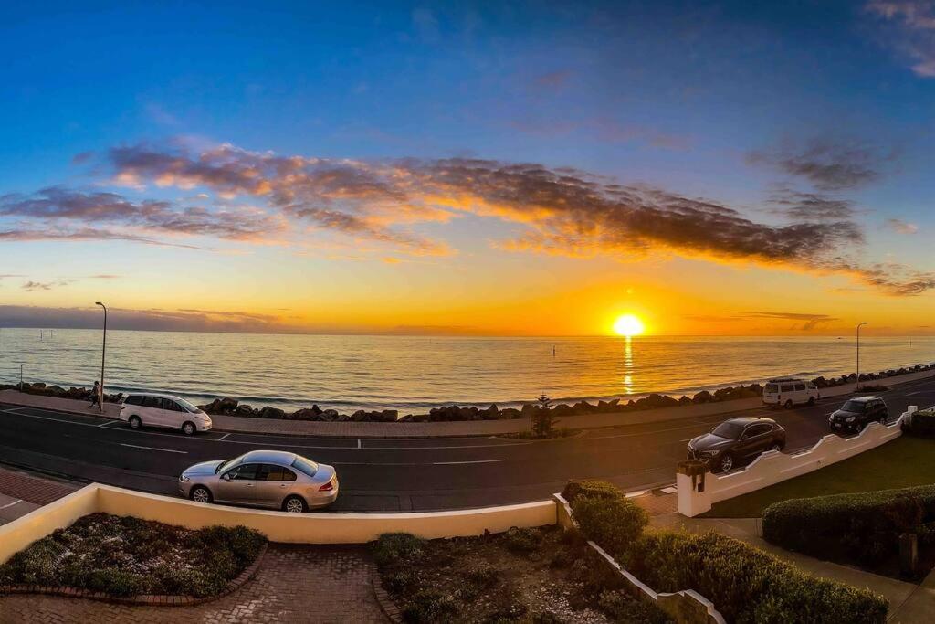 entire beachfront apartment 5 Esplanades seaviews