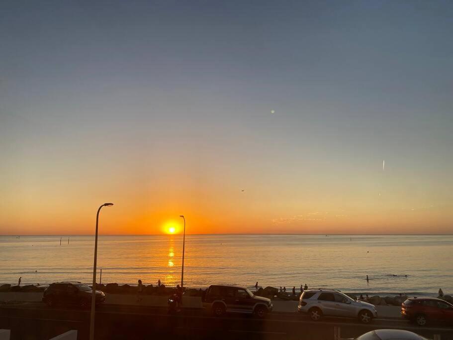 entire beachfront apartment 5 Esplanades seaviews