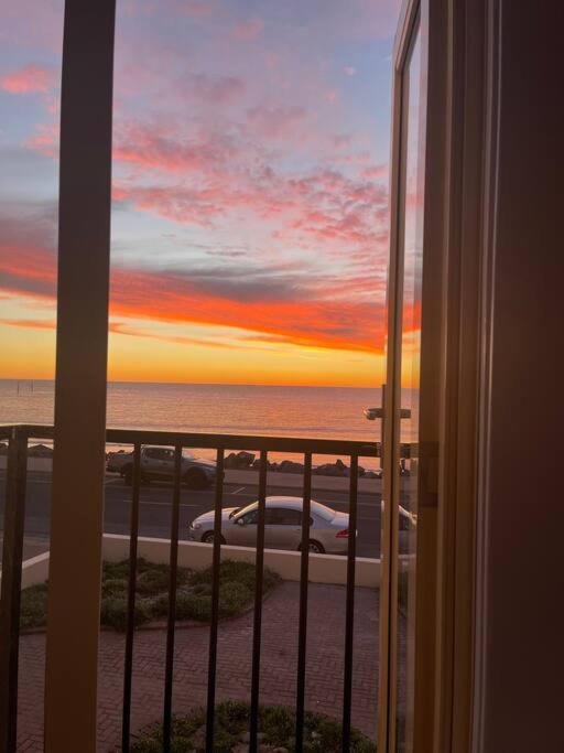 entire beachfront apartment 5 Esplanades seaviews