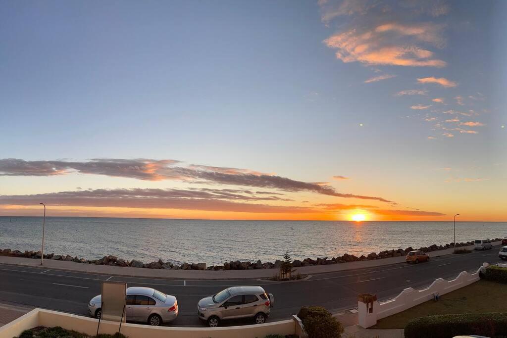 entire beachfront apartment 5 Esplanades seaviews