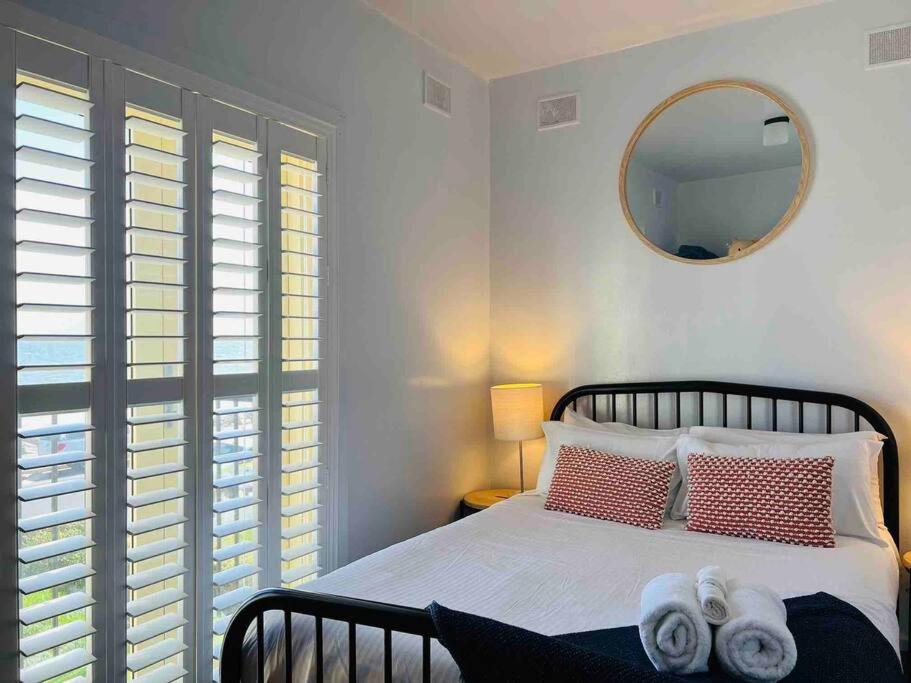 entire beachfront apartment 5 Esplanades seaviews