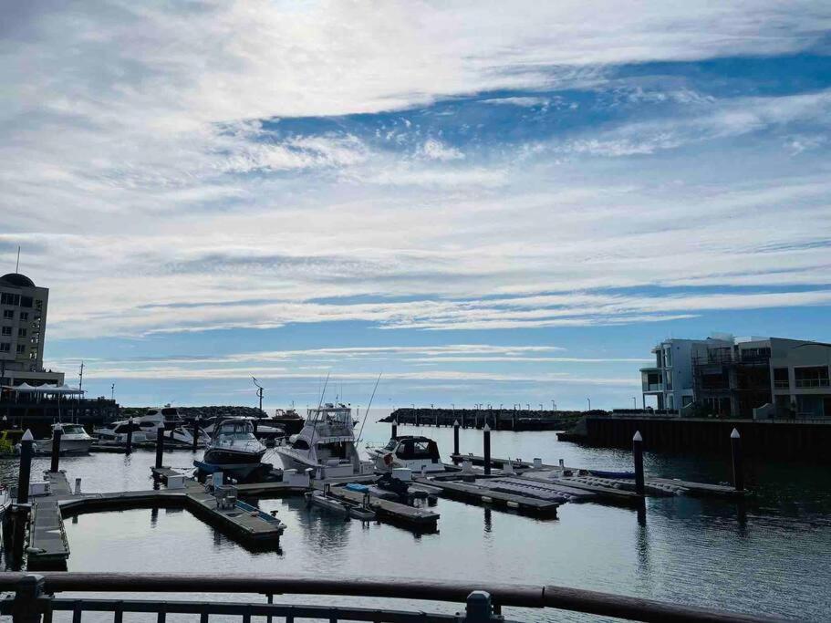entire beachfront apartment 5 Esplanades seaviews