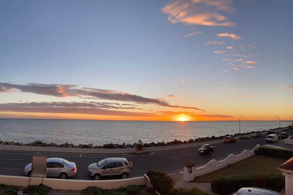 entire beachfront apartment 5 Esplanades seaviews