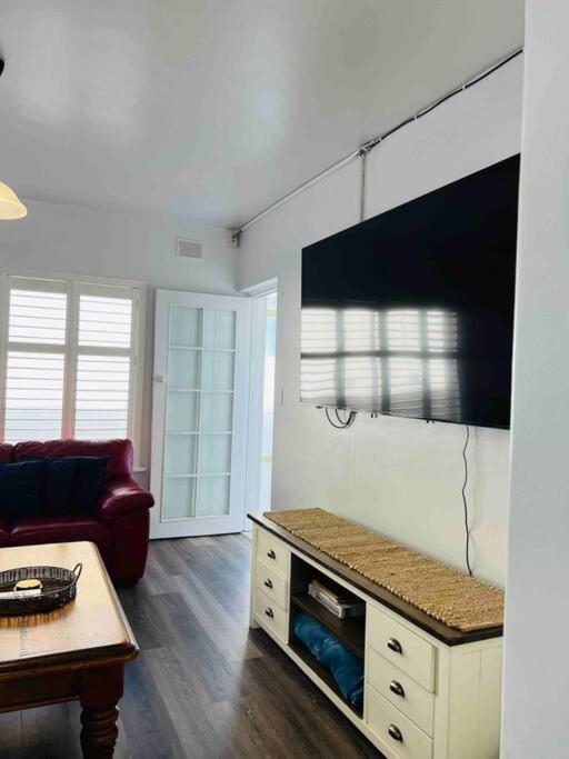 entire beachfront apartment 5 Esplanades seaviews