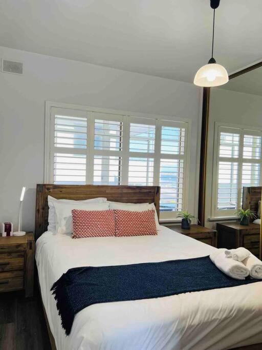 entire beachfront apartment 5 Esplanades seaviews