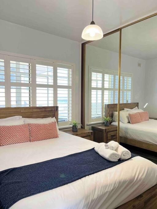entire beachfront apartment 5 Esplanades seaviews