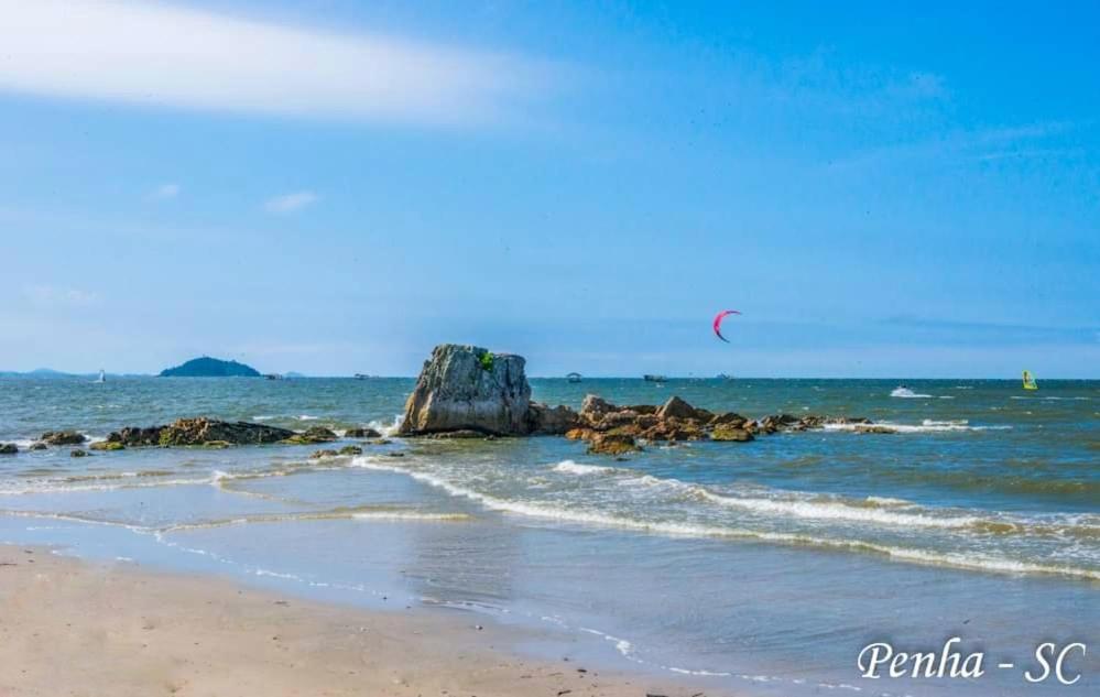 Suítes a 100m da praia e 800m do Beto Carrero
