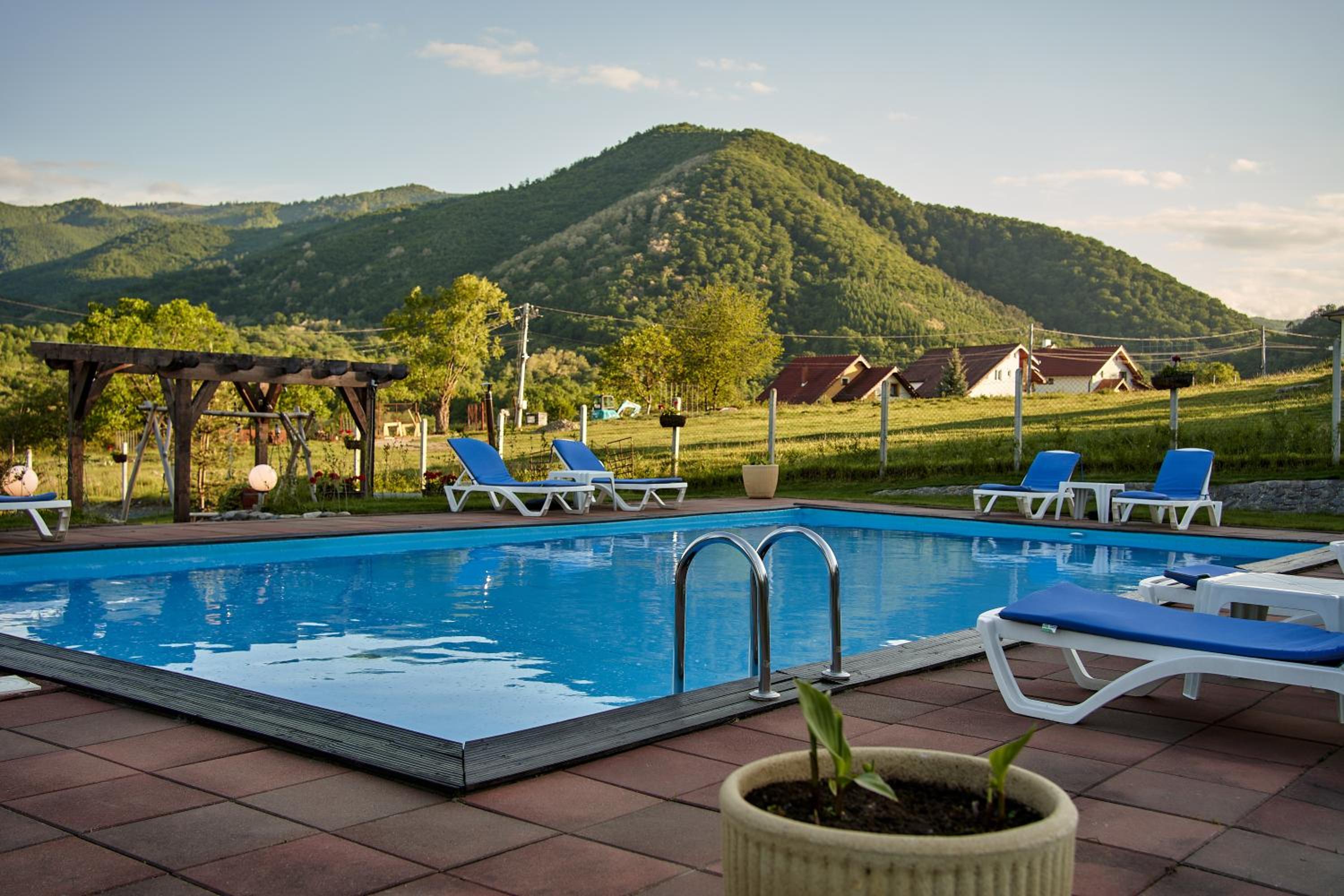 Balada dintre dealuri - Casa Soarelui si Casa Lunii view 4