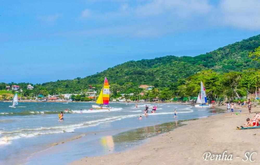 Suítes a 100m da praia e 800m do Beto Carrero