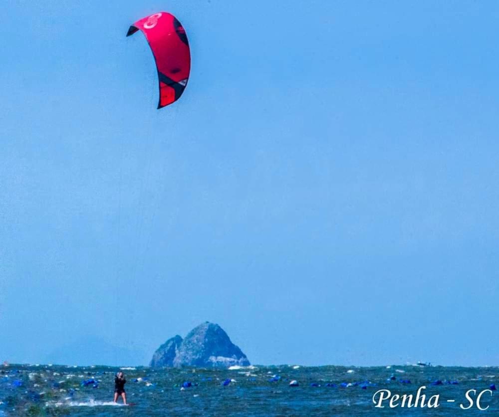 Suítes a 100m da praia e 800m do Beto Carrero