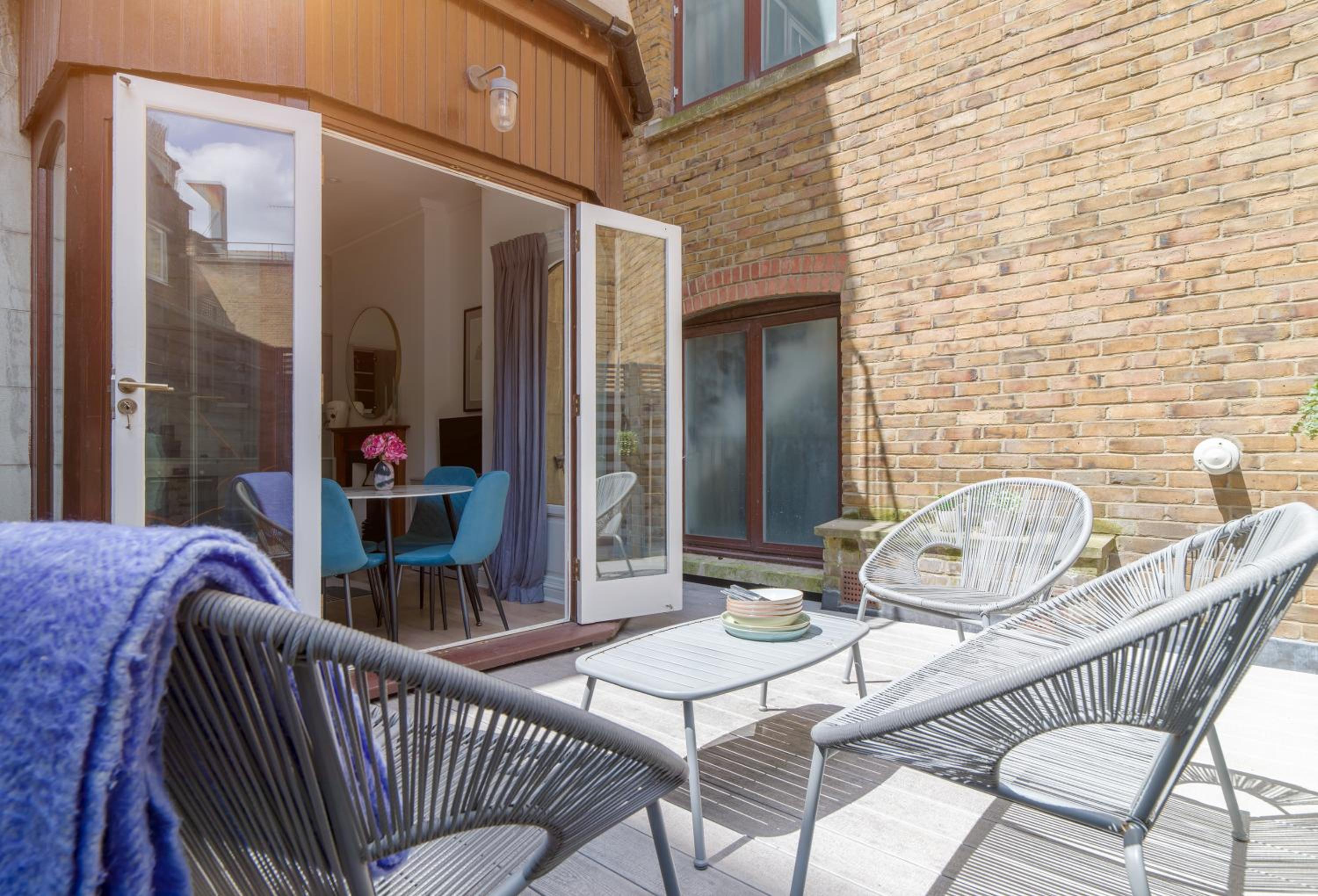 West End, Drury Lane, Modern 3 Bedroom Apt