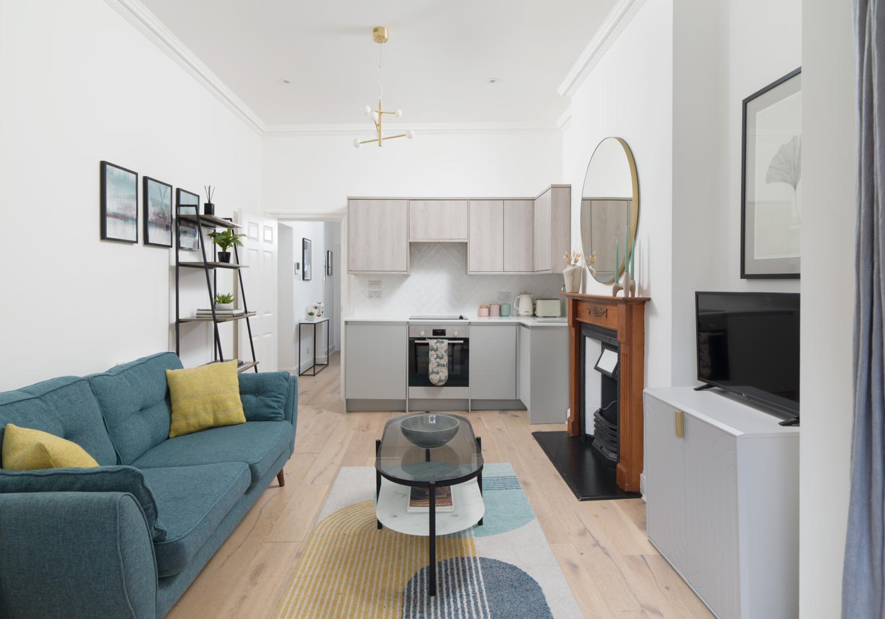 West End, Drury Lane, Modern 3 Bedroom Apt