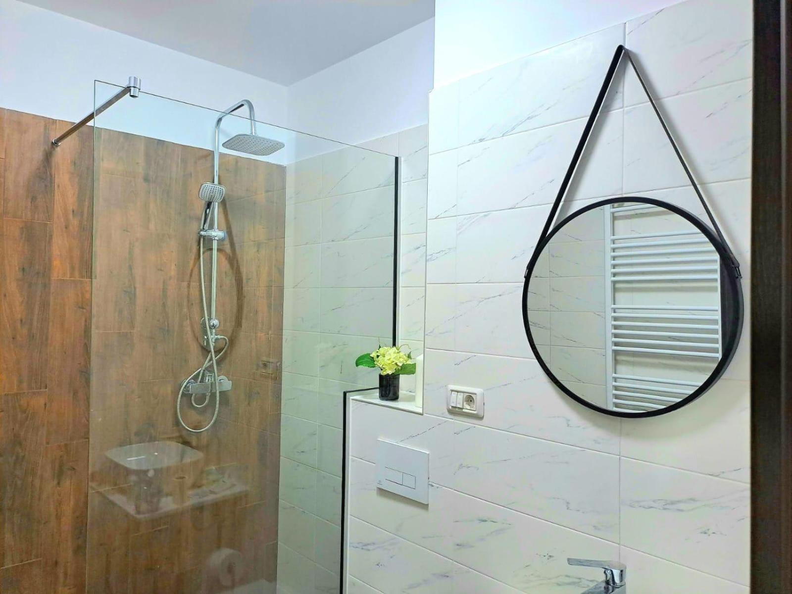 Mountain Breeze Luxury Apartment AC & Parcare Privată view 4