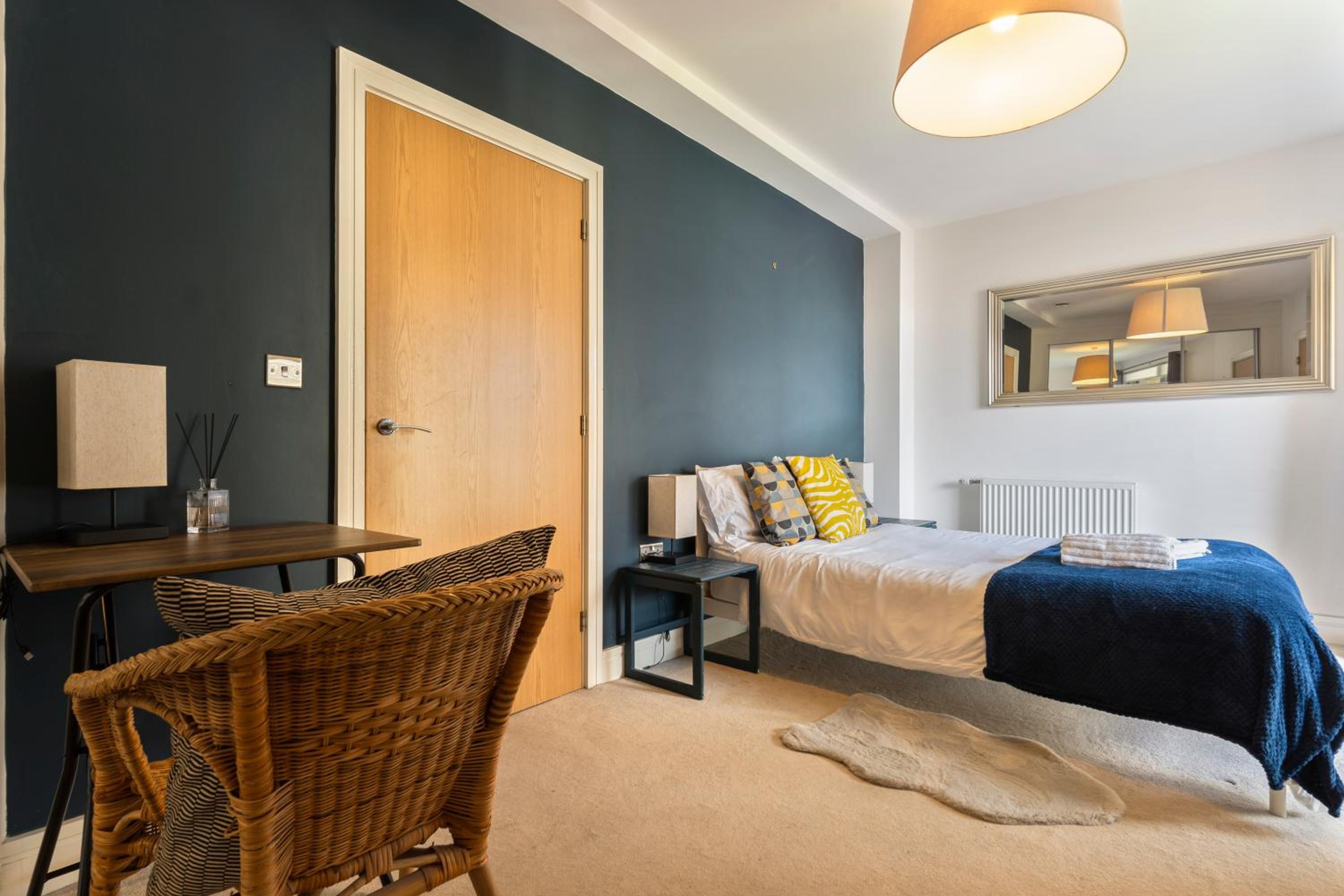 Elegant 3 Bed Apartment Near Many Attractions