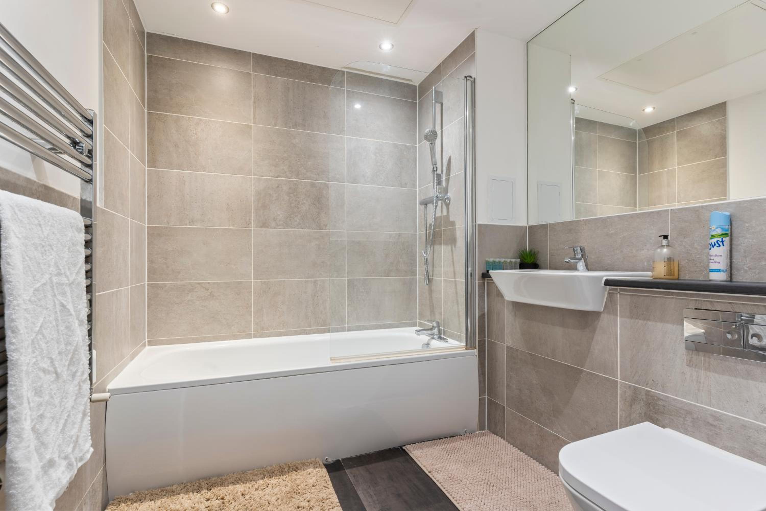 Elegant 3 Bed Apartment Near Many Attractions