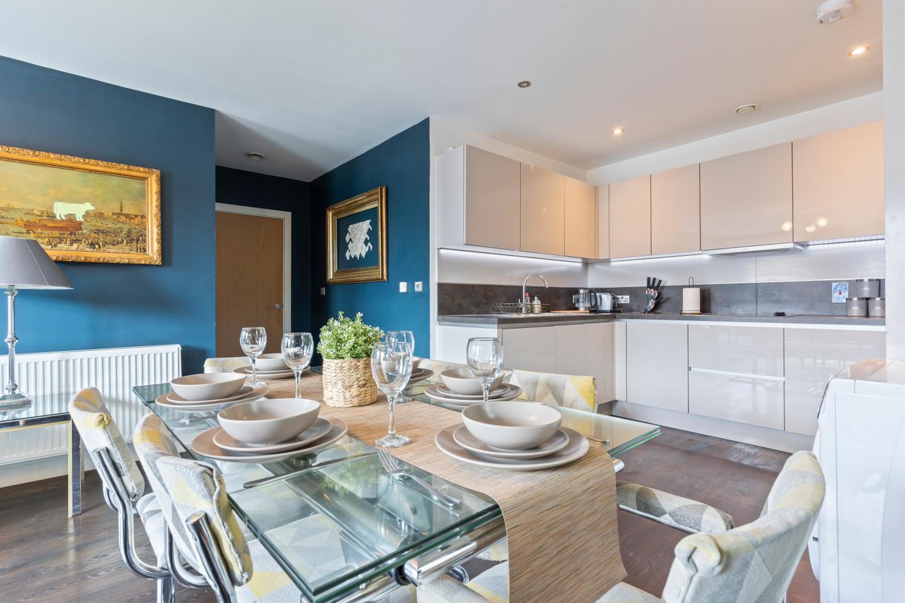 Elegant 3 Bed Apartment Near Many Attractions