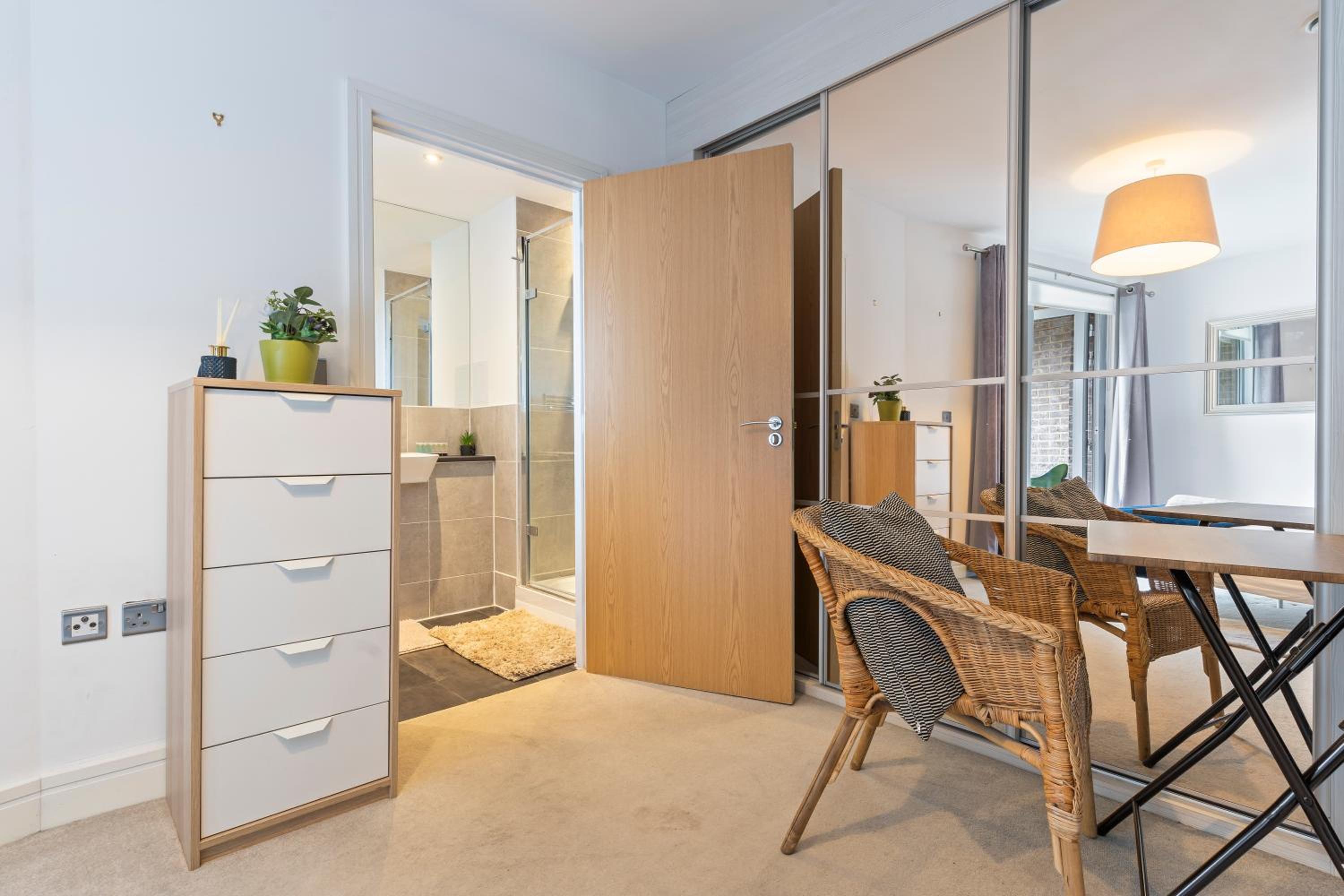 Elegant 3 Bed Apartment Near Many Attractions