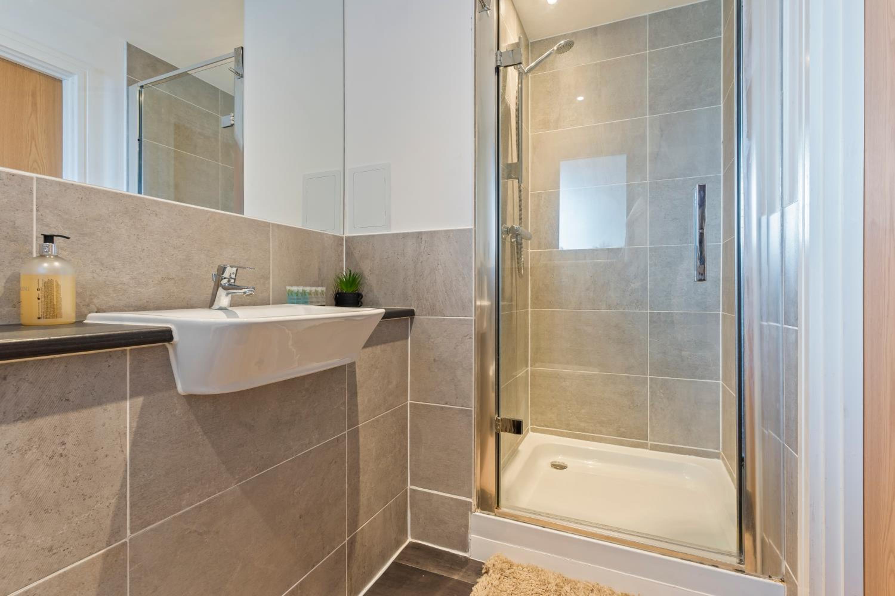 Elegant 3 Bed Apartment Near Many Attractions