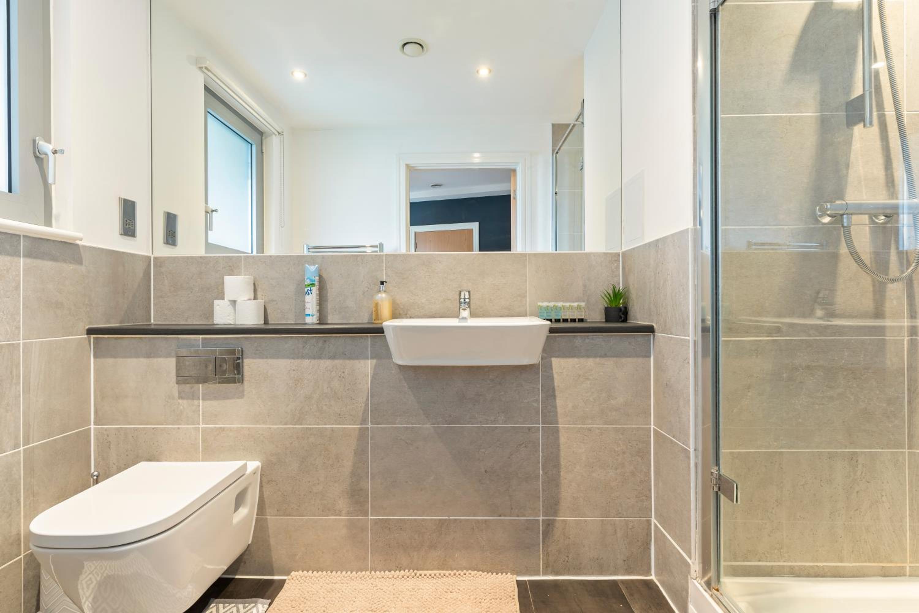 Elegant 3 Bed Apartment Near Many Attractions
