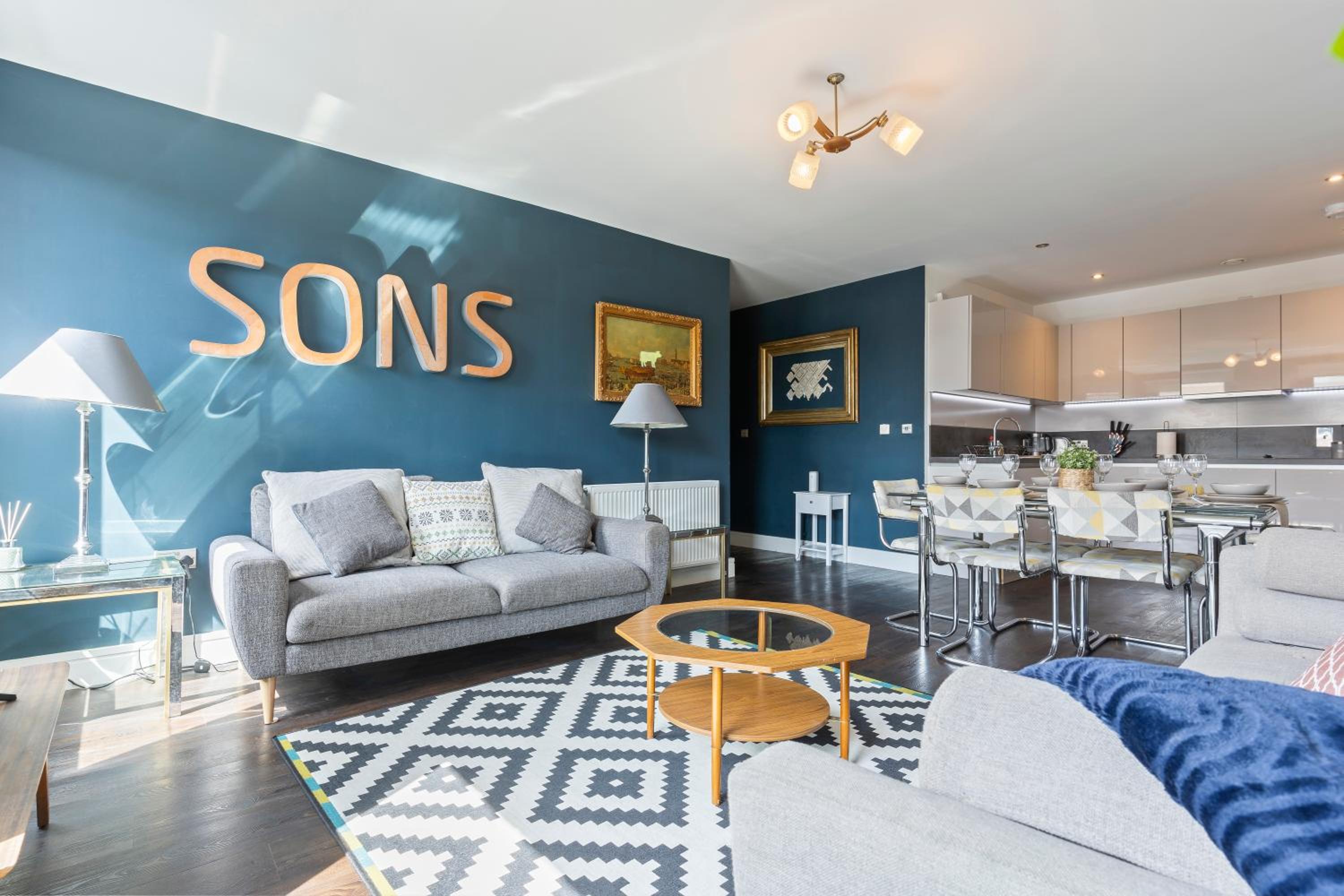 Elegant 3 Bed Apartment Near Many Attractions